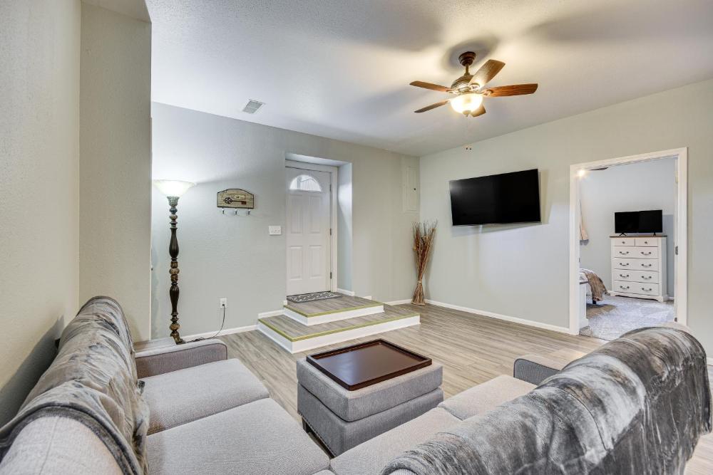 Pet-Friendly Downtown Fulton Apt with Smart TV!